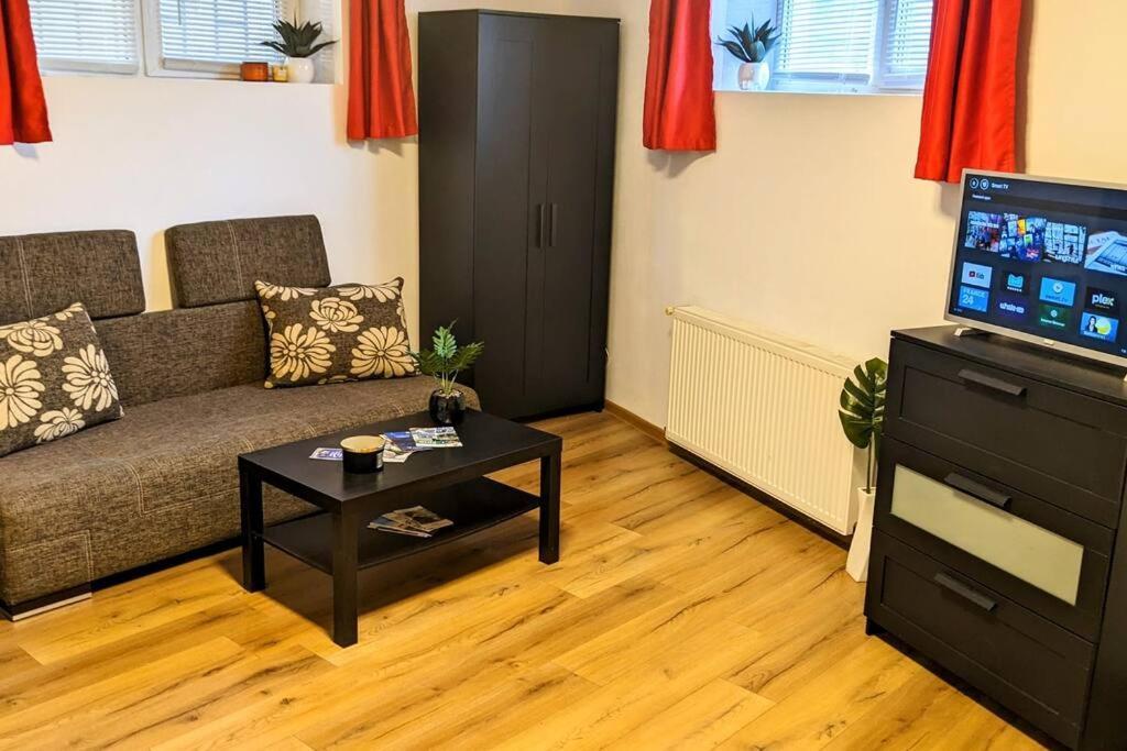 Cosy One Bedroom Flat With Free Parking & Wifi Cluj-Napoca Esterno foto