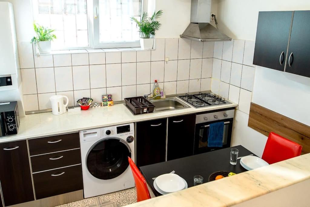 Cosy One Bedroom Flat With Free Parking & Wifi Cluj-Napoca Esterno foto